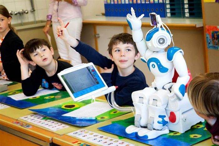 Sınıflara eğitimci robotlar mı geliyor?
