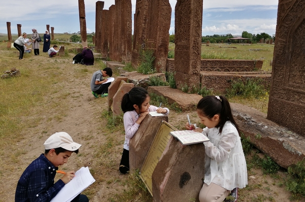 Bitlisli öğrenciler tarihi mezarlıkta ders yaptı